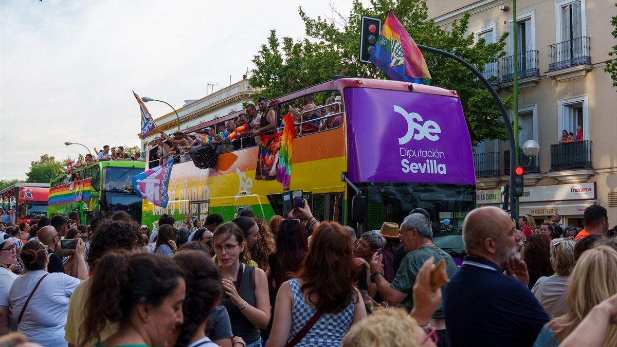 Uno de los 23 autobuses en la marcha por el Orgullo LGTBIQ+, en Sevilla.