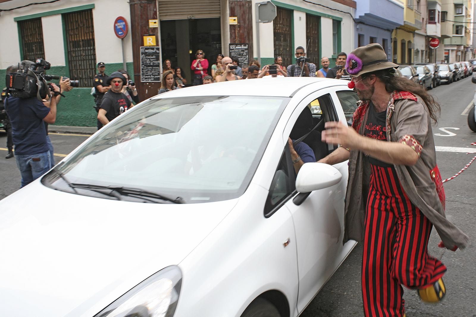 Performance frente al Consulado de Marruecos de Pallasos en Rebeldía (ALEJANDRO RAMOS)