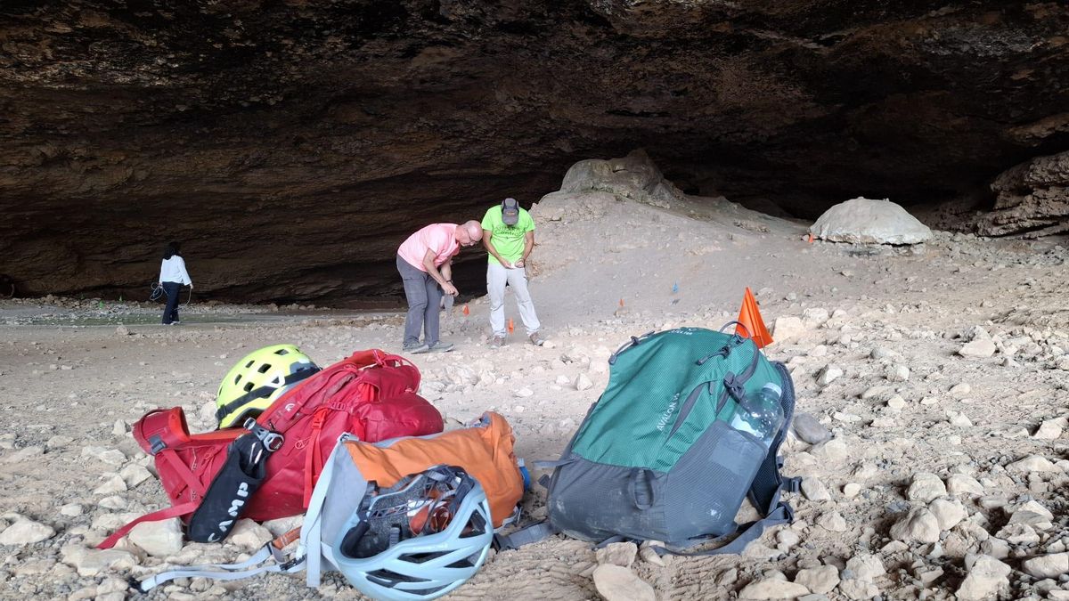 Parte del equipo trasladado hasta la Cueva de Chaves para llevar a cabo los primeros trabajos.