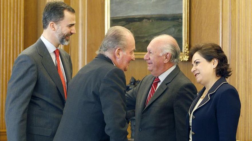 El Rey y el Príncipe tratan con Ricardo Lagos mejorar las cumbres iberoamericanas