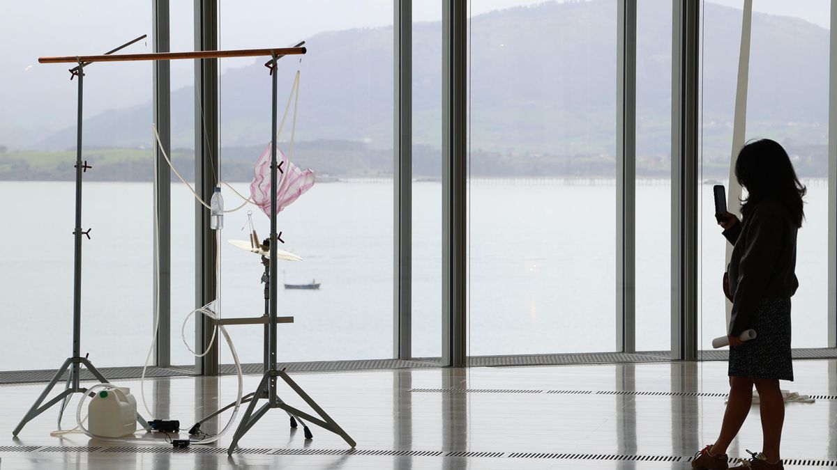 Yuko Mohri muestra en el Centro Botín de Santander su universo de arte, sonido y conexiones invisibles