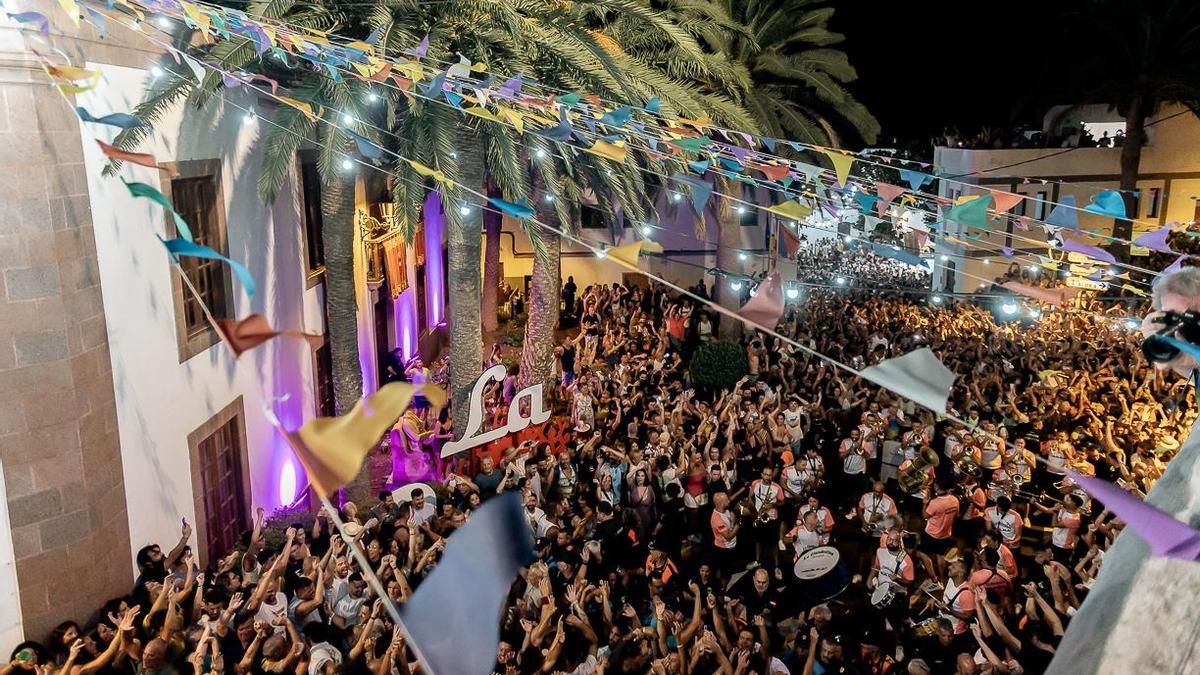 La multitudinaria Rama vuelve a llenar de gente y música todos los rincones de Agaete