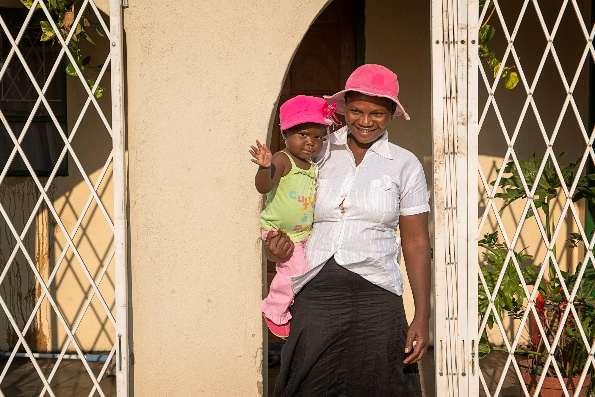 En diciembre, Surprise cumplirá un año. “Al verla soy tan feliz después de todo lo que sufrí durante el tiempo que estuve enferma. Nunca imaginé que podría tener un bebé. Estoy muy contenta de haber seguido el programa y haber protegido a mi hija del VIH. Estaba tan sorprendida que la llamé Surprise”, cuenta Sikhethekile, madre portadora del virus sobre su hija completamente sana.