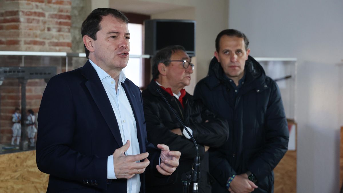 El presidente de la Junta de Castilla y León, Alfonso Fernández Mañueco, interviene ante los medios de comunicación en el Ayuntamiento de Villalar de los Comuneros.