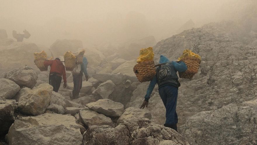 Mineros del volcán Kawah Ijen, en uno de los fotogramas de la película.
