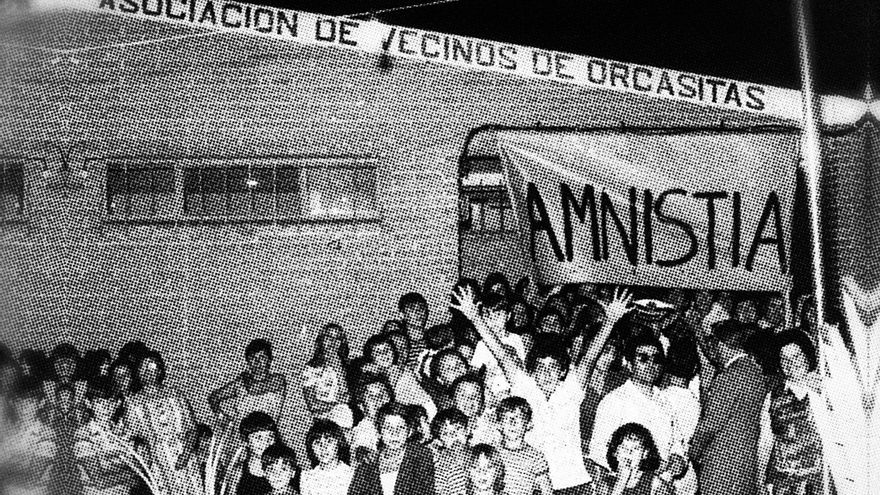 CC 1050 grafica   1977, Miembros de la Asociación de Vecinos de Meseta de Orcasitas interrumpen una marcha militar en el barrio para exigir amnistía por los presos políticos. Foto Félix López Rey