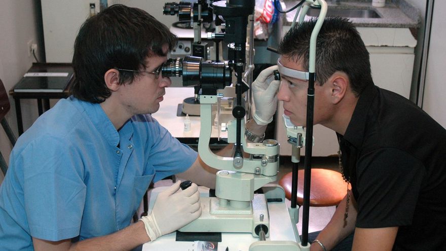 Prepagas: cada vez son más los médicos que les cobran copagos a los pacientes