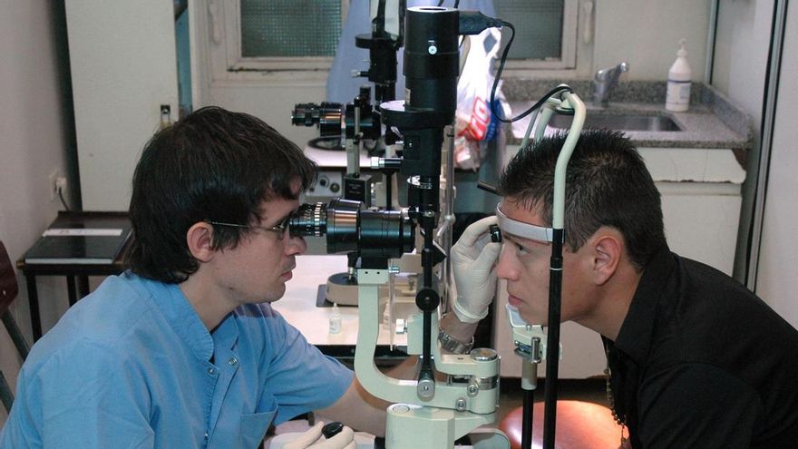Prepagas: cada vez son más los médicos que les cobran copagos a los pacientes
