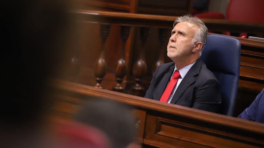 Archivo - El presidente del Grupo Parlamentario Socialista, Ángel Víctor Torres, en el debate de investidura