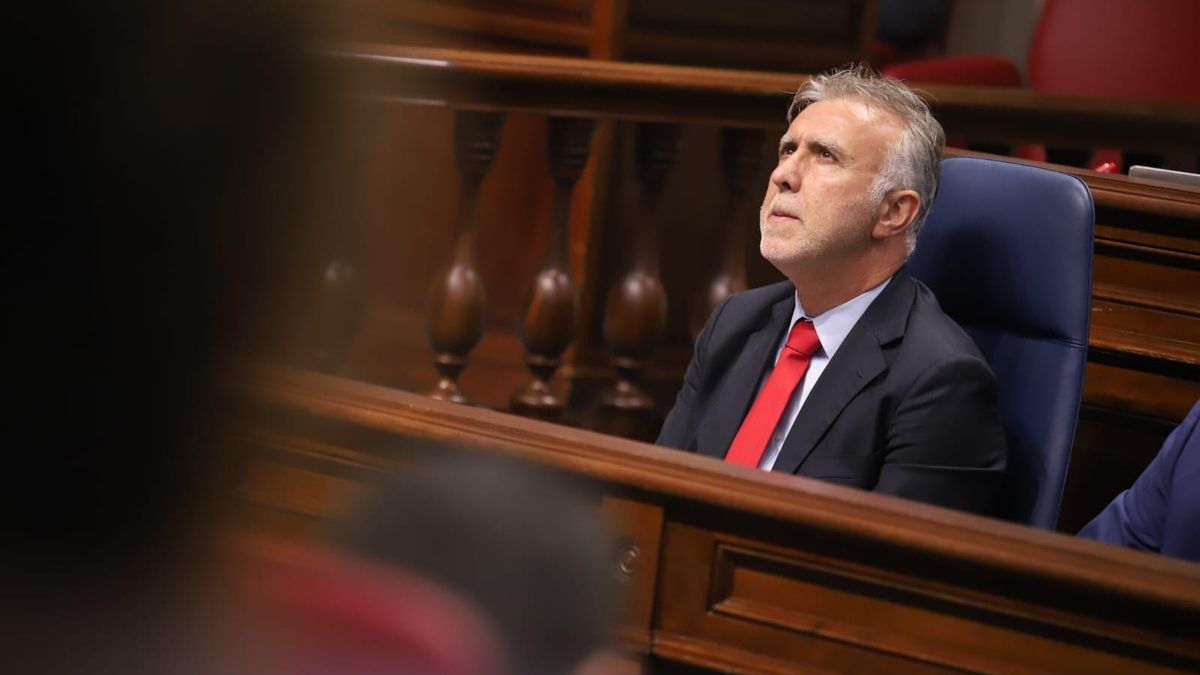 Archivo - El presidente del Grupo Parlamentario Socialista, Ángel Víctor Torres, en el debate de investidura