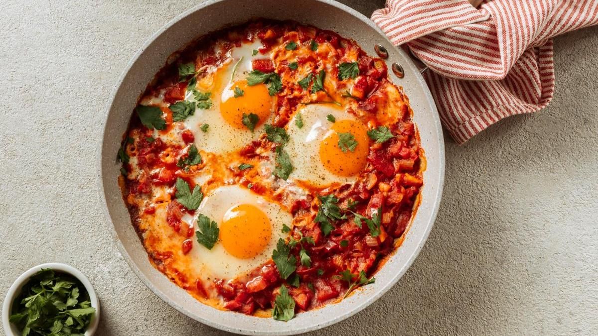 Con espinacas, acelgas o salsa de pesto: huevos al plato para una cena rápida