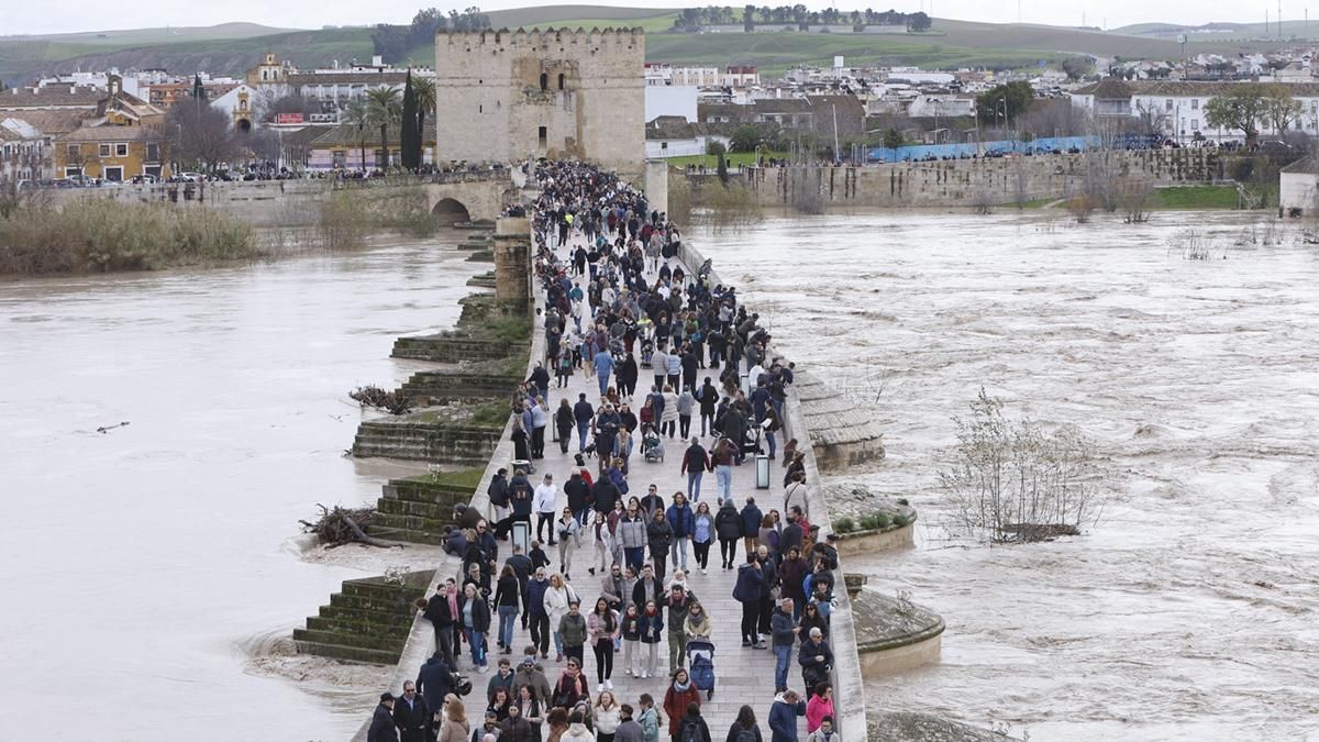 Las imágenes de la reapertura del Puente Romano tras el temporal