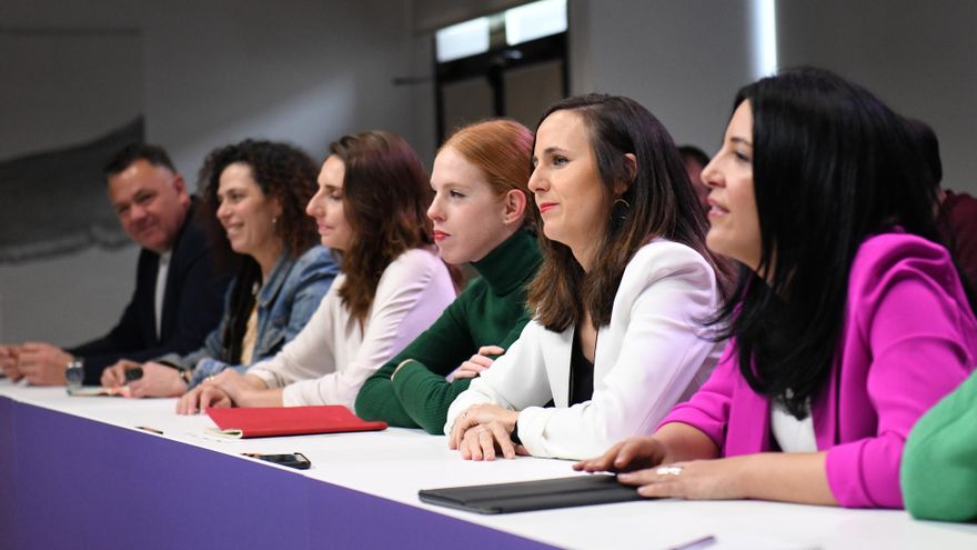 Archivo - (4I-D) La secretaria Organización de Podemos, Lilith Verstrynge; la ministra de Derechos Sociales y Agenda 2030, Ione Belarra; y la eurodiputada de la formación, Idoia Villanueva; en en la sede del partido, a 1 de abril de 2023, en Madrid, (Espa