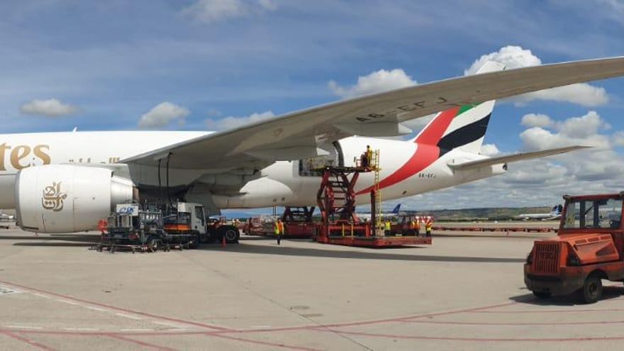 Él avión con equipamiento sanitario procedente de China para la Comunitat Valenciana que ha llegado este miércoles al aeropuerto de Barajas.