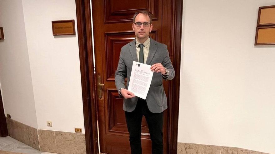 El coordinador general de IU Andalucía y diputado de Sumar en el Congreso, Toni Valero, presenta la iniciativa ante el registro.