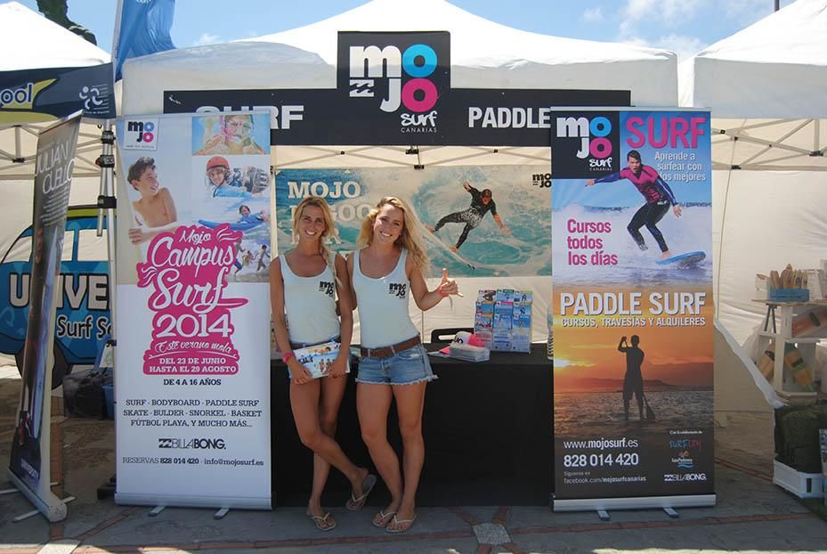 Las hermanas surferas Isis y Alma García también acudieron al evento como patrocinadoras de la escuela Mojo Surf. (Canarias Ahora).