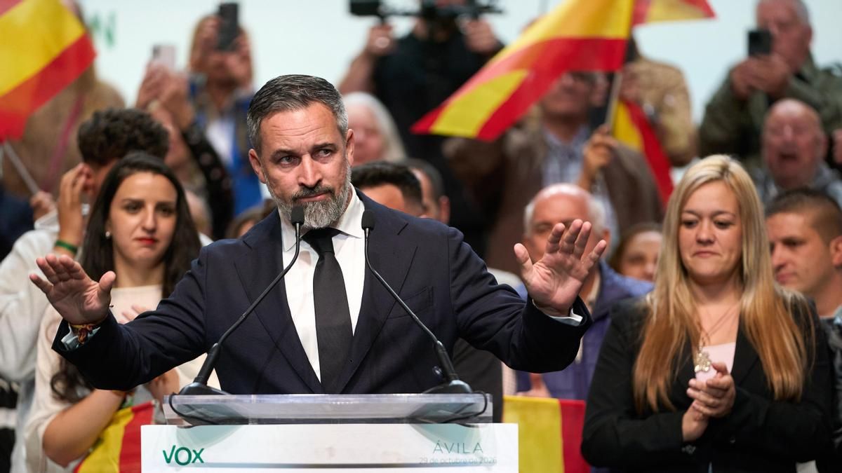 Santiago Abascal carga contra el PSOE: "Frenar al fascismo les gusta mucho, que frenen un tren es pedirles demasiado"