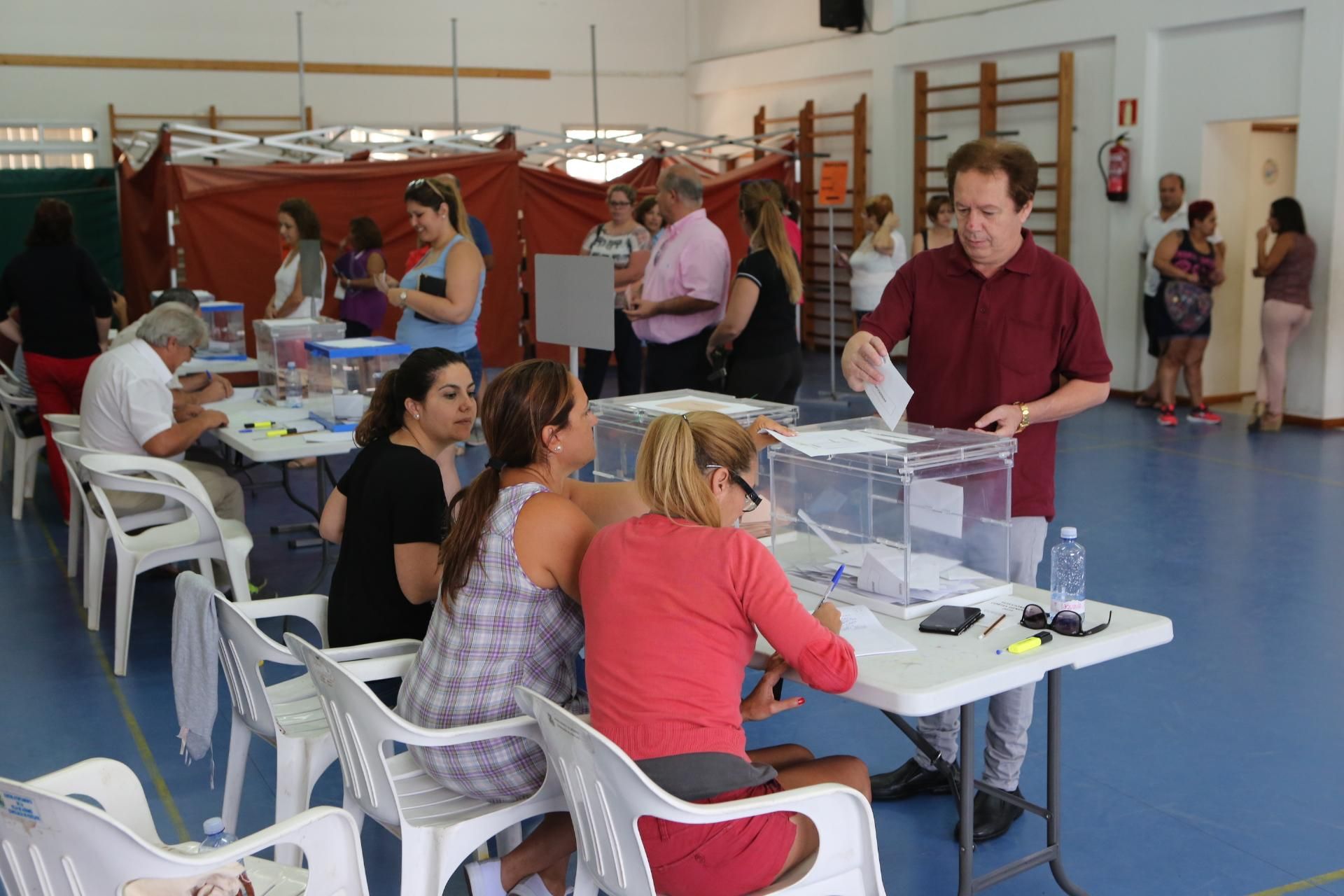 Jornada electoral en el Colegio 20 de enero, Arinaga (Alejandro Ramos)