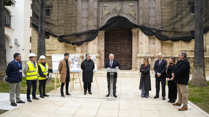 El presidente del Parlamento, Jesús Aguirre, acompañado por los arquitectos, la vicepresidenta primera, el letrado mayor, la letrada adjunta y el jefe del Servicio de Mantenimiento, presenta las obras que se van a llevar a cabo en la sede.