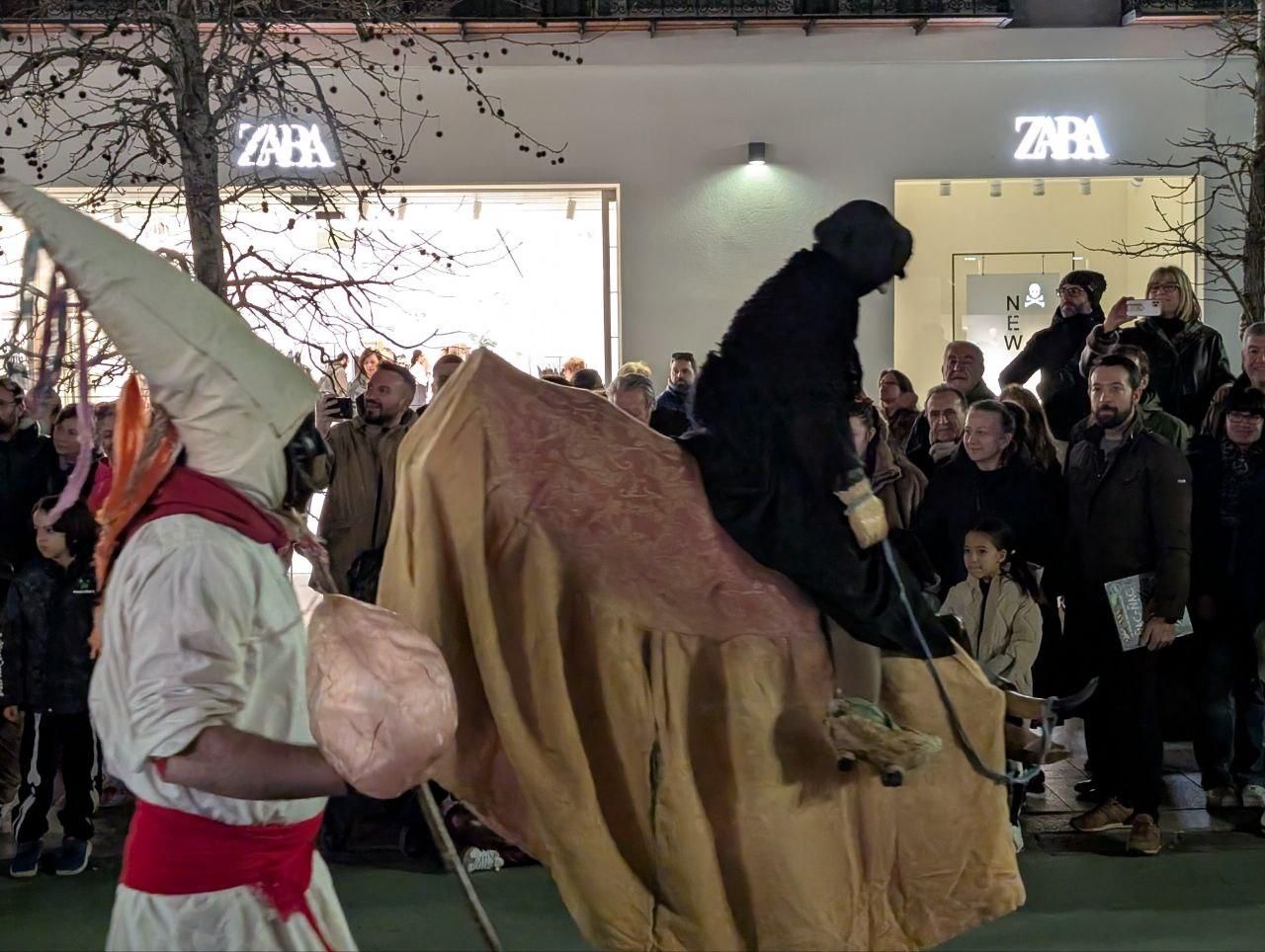 Los Antruejos de León pasean la auténtica tradición del Carnaval de los pueblos ante miles de personas