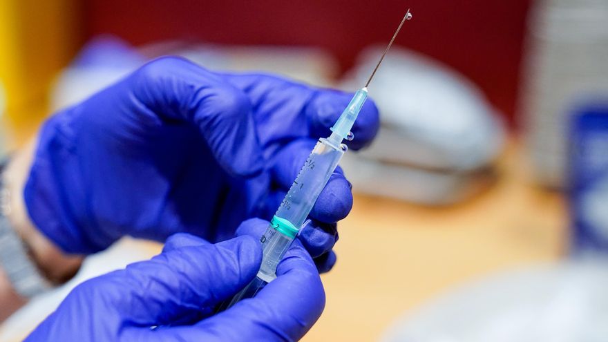 Un trabajador sanitario prepara la primera dosis de la vacuna de Pfizer-BioNTech contra el Covid-19,