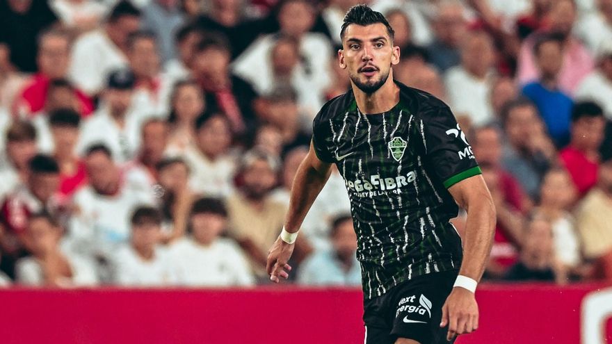 El futbolista Rafa Mir, procesado por agresión sexual a una joven que conoció en una discoteca de Valencia