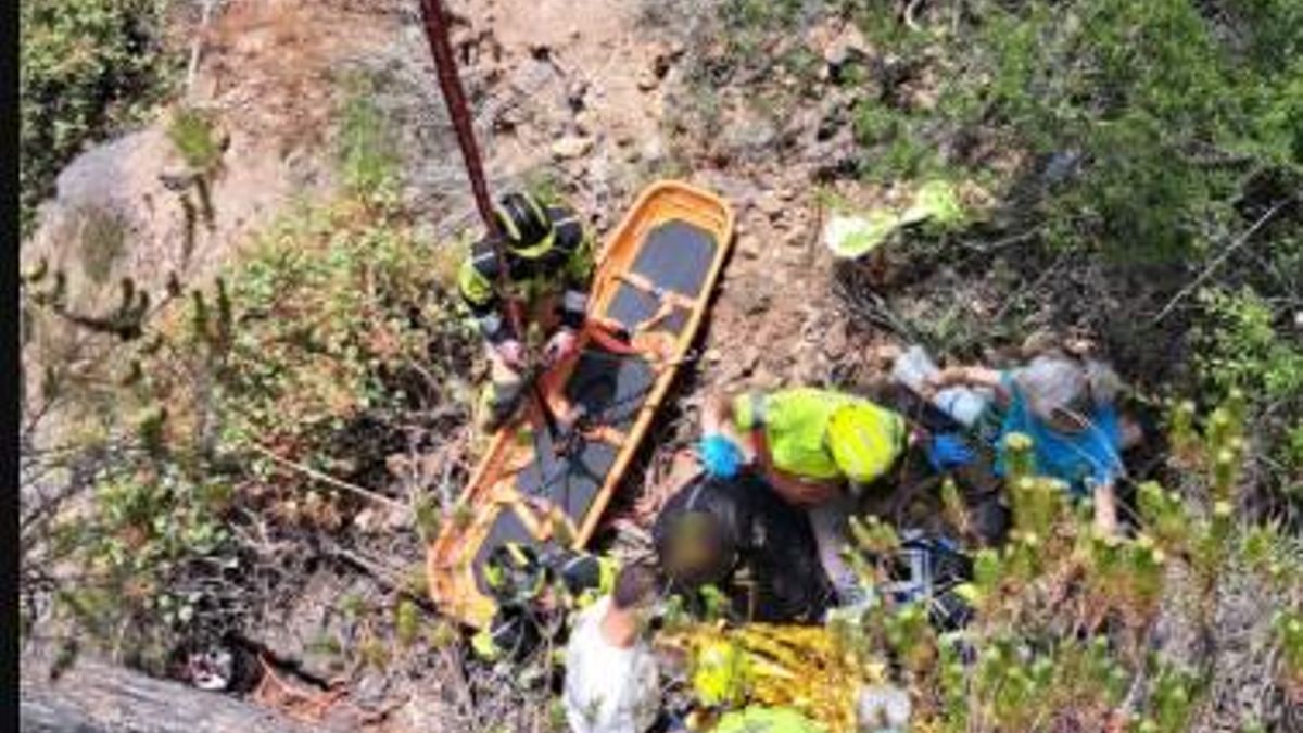 58-Year-Old Motorcyclist Moderately Injured After Falling into Ravine in Fasnia