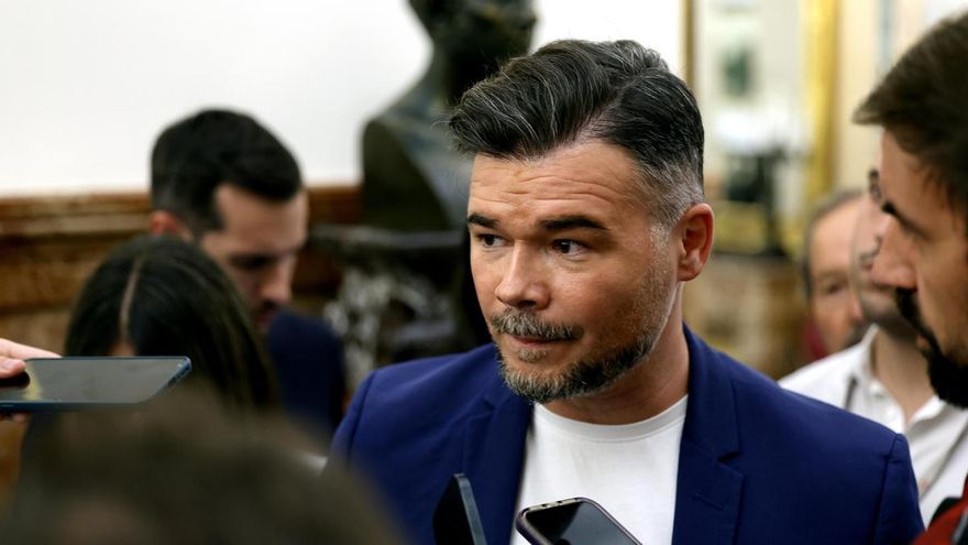 El portavoz parlamentario de ERC, Garbiel Rufián, asiste a la sesión plenaria celebrada este martes en el Congreso de los Diputados, en Madrid. EFE/ Víctor Lerena