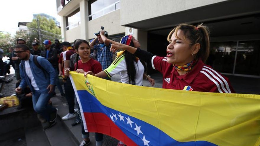 Venezolanos en Ecuador gritan "libertad" a los pies de embajada de Maduro