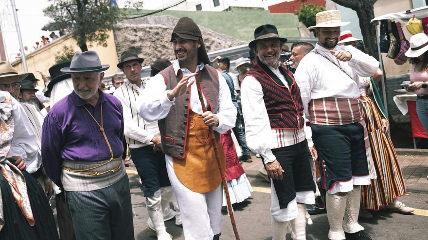 El presidente del Gobierno de Canarias, Ángel Víctor Torres, el alcalde de La Laguna, Luis Yeray Gutiérrez, y el presidente del Parlamento de Canarias, Gustavo Matos, en la romería de San Benito