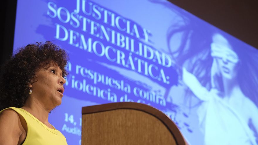 La magistrada y directora de la Cátedra de Derechos Humanos y Estudios Críticos de Género en la Universidad de Las Palmas de Gran Canaria, María Auxiliadora Díaz Velázquez, durante su intervención este miércoles en la inauguración del congreso "Justicia y sostenibilidad democrática". EFE/Ángel Medina G.