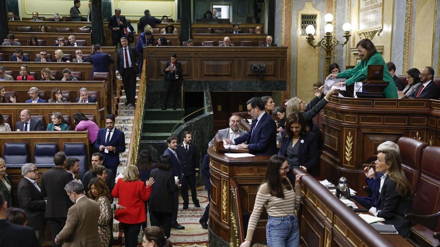 Los diputados de los diferentes partidos se acercan hasta la Mesa del Congreso para emitir sus votaciones en el pleno celebrado este martes en la Cámara Baja.