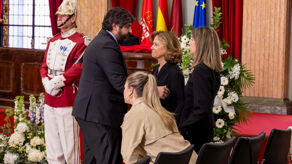 El presidente de la Comunidad murciana, Fernando López Miras, acompaña a la familia del alcalde de Murcia, José Ballesta, fallecido este domingo a los 67 años a consecuencia de un cáncer, en la capilla ardiente que el consistorio ha dispuesto este lunes en el salón de plenos del Ayuntamiento de Murcia. EFE/Marcial Guillén