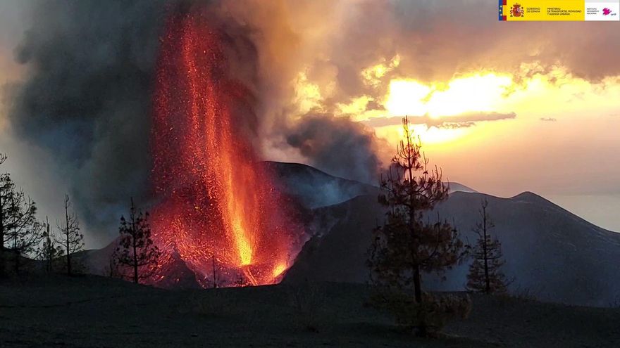El cono secundario del volcán de La Palma agranda su cráter tras presentar nuevos derrumbes