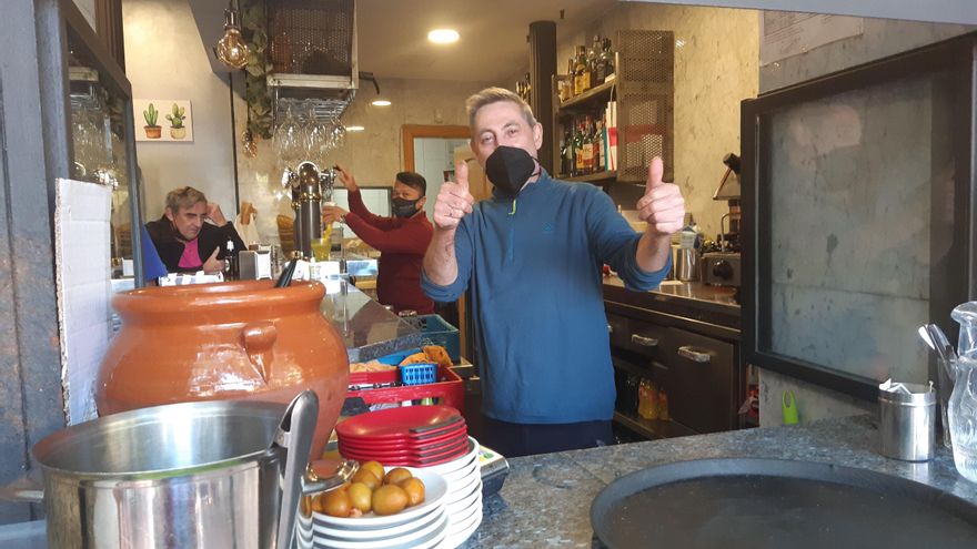 Francisco, dueño del Kybey II, en la Plaza de Olavide.