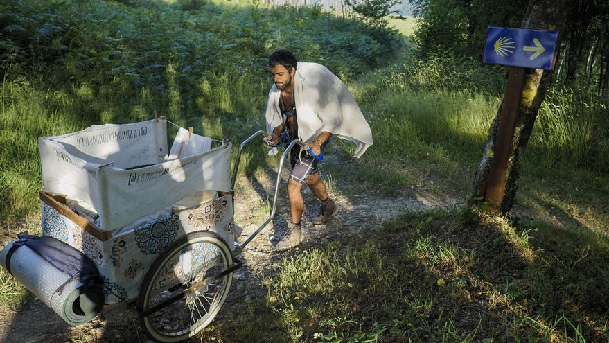 'Camino de compostera', 900 kilómetros cargado con basura para unir naturaleza y arte