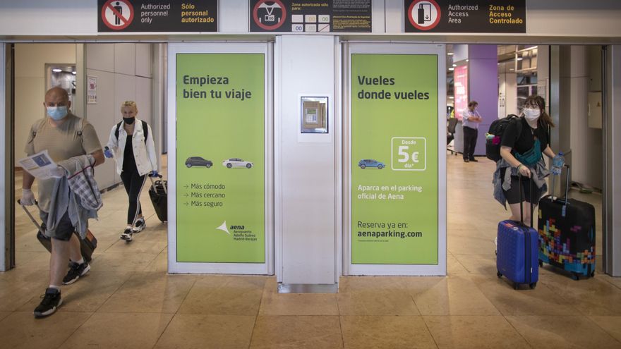 Varias personas protegidas con mascarillas salen de la Terminal T1 del Aeropuerto Adolfo Suárez Madrid-Barajas.