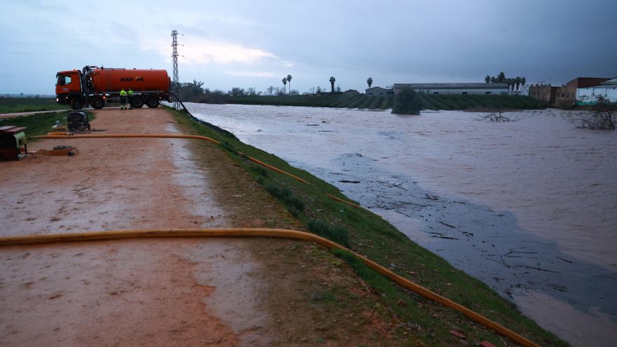 Situación del río Guadalquivir en Lora del Río (Sevilla) el pasado sábado por efecto de la borrasca Marta.