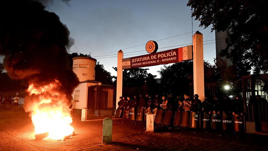Crece la tensión por las protestas de los policías en Santa Fe y el Gobierno provincial los instó a "deponer su actitud"
