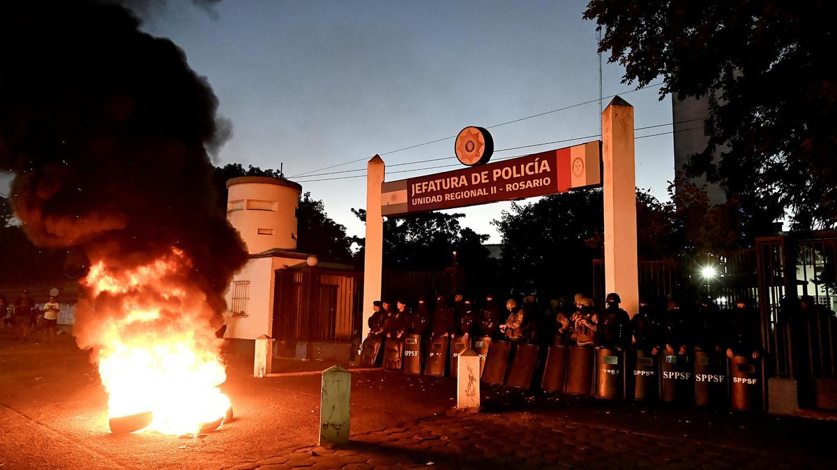 Crece la tensión por las protestas de los policías en Santa Fe y el Gobierno provincial los instó a "deponer su actitud"