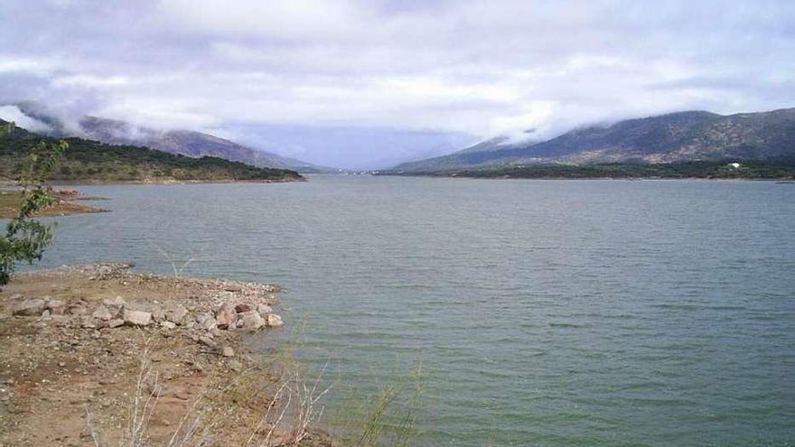 La presa del Jerte en Plasencia suelta agua al 87% de llenado y la ciudad cierra sus parques fluviales