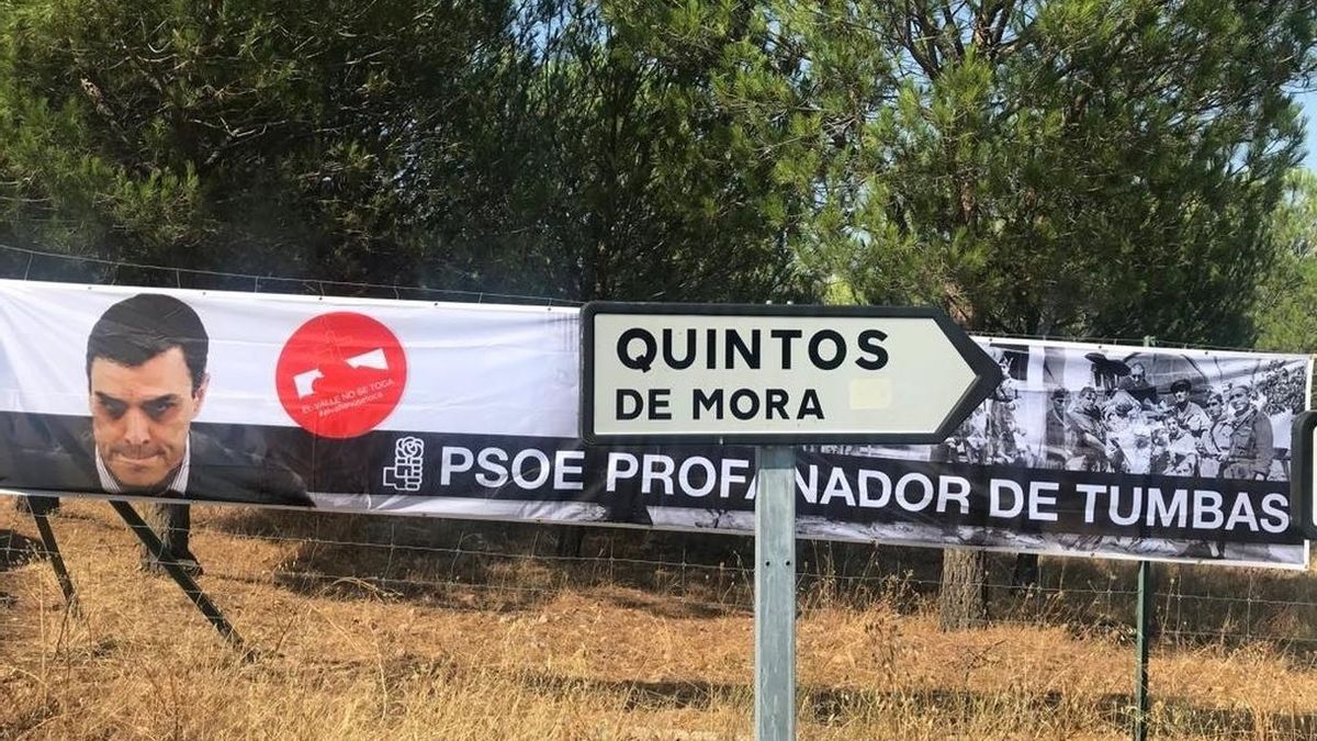 Colocan una pancarta donde se lee 'PSOE profanador de tumbas' cerca de Quintos de Mora, donde se reunirá el Gobierno