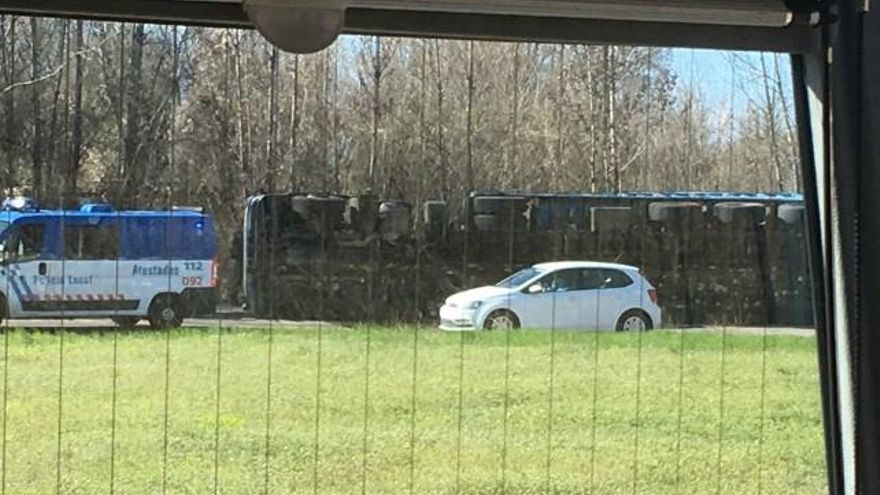 Accidente de un camión en avenida Ingeniero Sáenz de Miera.