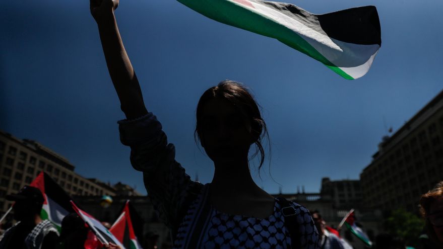 Miles de personas se manifiestan contra "el genocidio en Gaza" hoy, en una marcha familiar, transversal y sin incidentes convocada por la Coordinadora por Palestina, que agrupa a más de 20 organizaciones sociales y a la Comunidad Palestina en Chile, por el centro de Santiago (Chile). EFE/ Ailen Díaz