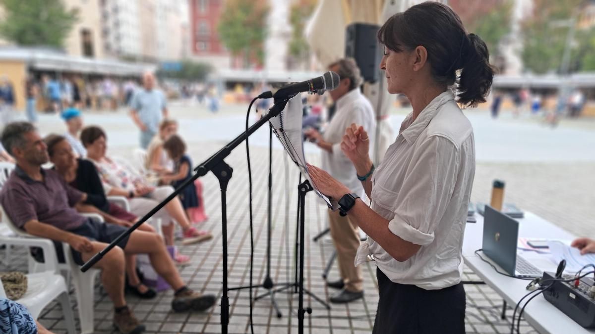 La Feria del Libro Viejo de Santander programa lecturas dramatizadas y un concierto de guitarra clásica