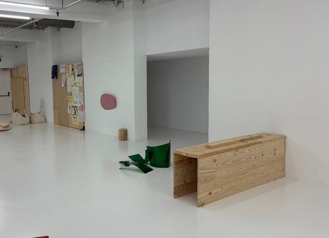 Aspecto de la muestra de Ludovica Carbotta 'Constructoras de mundos muy parecidos al nuestro', en el Espai 13 de la Fundació Joan Miró, 