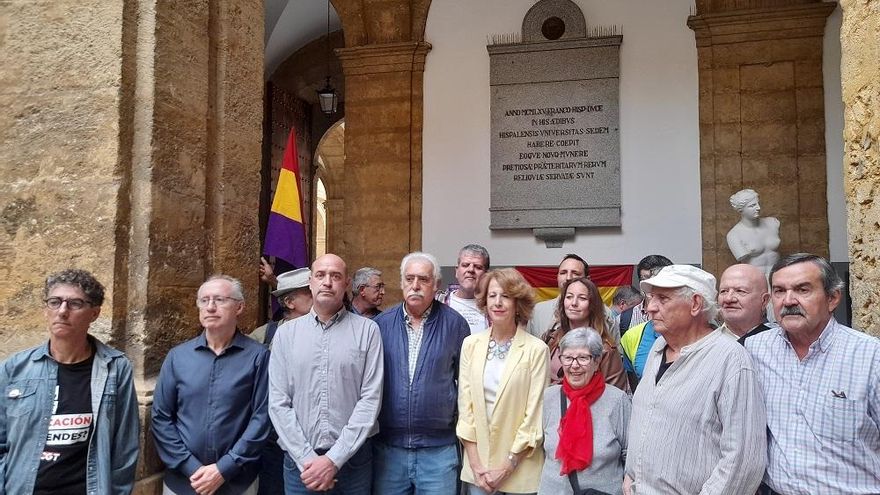 Memorialistas urgen un homenaje en la Universidad de Sevilla a los "luchadores por la democracia": "Se acaba el tiempo"