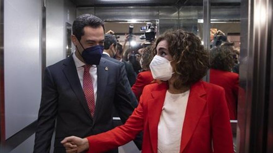 Juan Manuel Moreno y María Jesús Montero, en el ascensor durante su recorrido por el edificio.