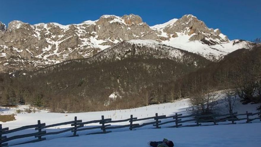 Eduardo Margareto / ICAL Un niño se desliza por la nieve en la Majada de Vegabaño en Picos de Europa