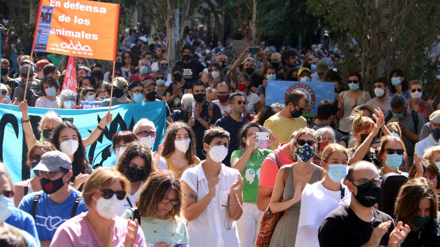 La protesta contra la ampliación de El Prat se convierte en una multitudinaria manifestación por el clima